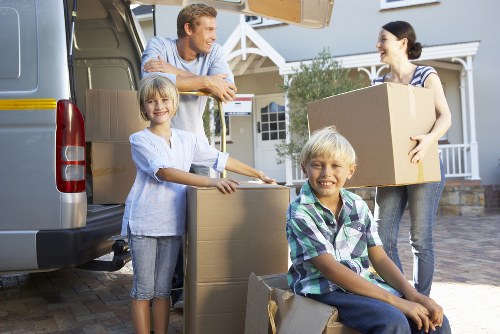 Waste collection truck handling bulky items